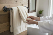 Lade das Bild in den Galerie-Viewer, Badregal aus Massivholz mit Industrial Handtuchhalter – Wandregal Kiefer natur – Badezimmer Regal Handarbeit – Küchenregal
