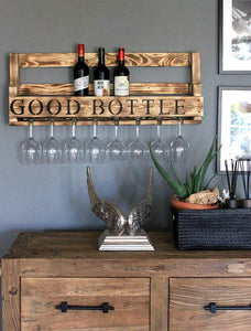 Weinregal aus Holz mit Gläserhalter Good Bottle Schriftzug - Geflammt