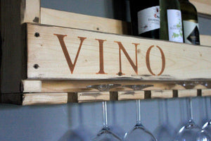 Weinregal aus Holz mit Gläserhalter und VINO Schriftzug Rostoptik