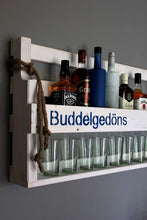 Lade das Bild in den Galerie-Viewer, Whiskey Regal mit Gläserhalter mit Druck (Weiß(gebeizt)) (Buddel Gedöns (weiß))
