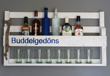 Lade das Bild in den Galerie-Viewer, Whiskey Regal mit Gläserhalter mit Druck (Weiß(gebeizt)) (Buddel Gedöns (weiß))
