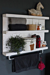 Badregal aus Holz - Farbe: Weiß -  Vintage Badezimmer Regal für die Wand inklusive Aufhängung für Handtücher