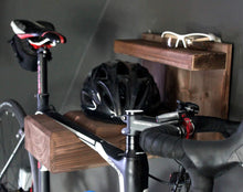Lade das Bild in den Galerie-Viewer, Fahrrad Wandhalterung aus Holz für Rennrad oder Mountainbike - Fahrradhalterung für die Wand - auch für breite Lenker und Rahmen
