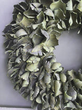 Lade das Bild in den Galerie-Viewer, Shabby Blüten Kranz Grün Türkranz Wandkranz 55 cm Naturkranz Landhaus

