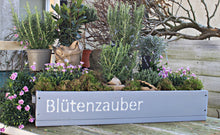 Lade das Bild in den Galerie-Viewer, Blumenkasten &quot; Das Original von Dekorie &quot; aus Holz mit Schriftzug und Holz Griffen 50 - 90 cm breit / 19,5 cm tief / in grau
