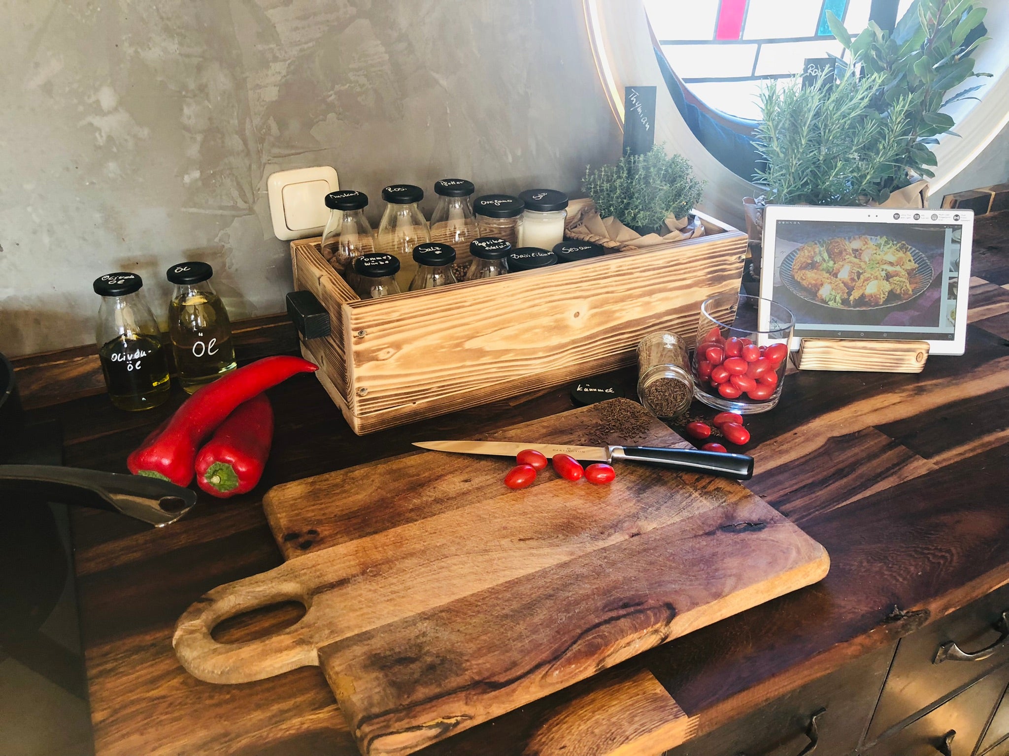 Gewürzregal Gewürzhalter aus Holz Geflammt – Küchenregal & Utensilienbox