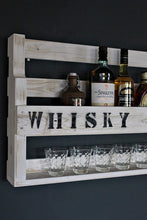 Lade das Bild in den Galerie-Viewer, Whisky Regal aus Holz mit Gläserhalter Weiß mit Druck

