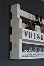 Lade das Bild in den Galerie-Viewer, Whisky Regal aus Holz mit Gläserhalter Weiß mit Druck
