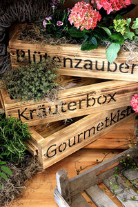 Blumenkasten aus Holz in Geflammt mit Schriftzug