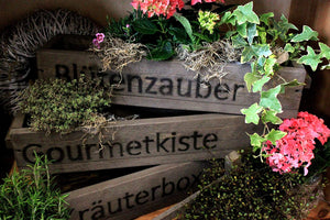 Blumenkasten aus Holz in Braun mit Schriftzug