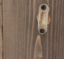 Lade das Bild in den Galerie-Viewer, Dekorie Holz Flur Garderobe Schlüsselbord Schlüsselbrett im Landhaus Stil braun fertig montiert
