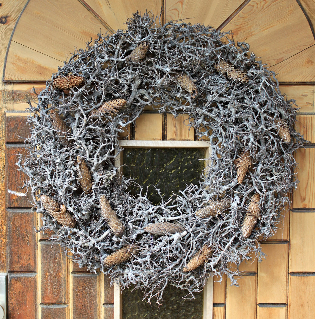 Kranz aus Geäst und Moos mit Zapfen - Farbe: grau- Maße (Durcmesser): 65 cm - hübscher Naturkranz für Balkon, Garten oder im Haus