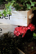 Lade das Bild in den Galerie-Viewer, Blumenkasten aus Holz in Weiß mit Schriftzug
