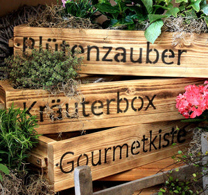 Blumenkasten aus Holz in Geflammt mit Schriftzug